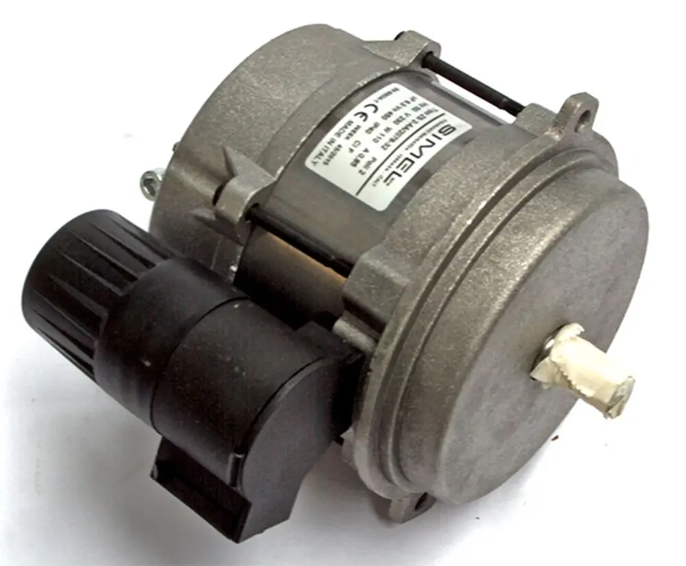 Daikin Motor mit Kondensator, elektrisch betrieben, befindet sich in einem kompakten Gehäuse. Sichtbare Anschlüsse und Kennzeichnungen am Gerät.